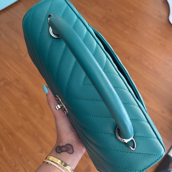 (SOLD)CHANEL Coco Top Handle Vert in Chevron - Picture 4 of 9